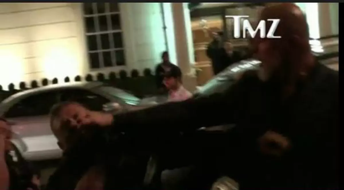 O fotografie l-a costat... dinţii din gură! Un bodyguard al Rihannei a făcut K.O un paparazzo | VIDEO