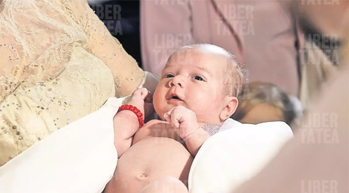 Bebe n-a plâns deloc la botez! Gabi Firea, vedeta Antenei 1, şi Florin Pandele, primarul din Voluntari, au un băiat tare curajos