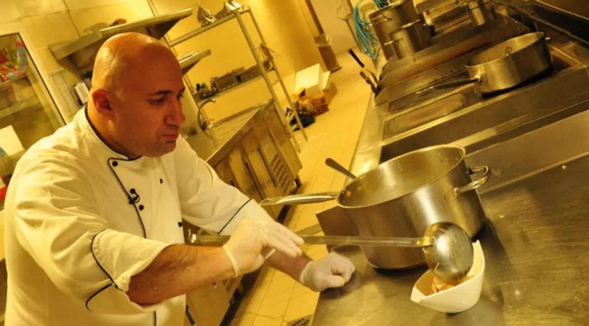 Urmăreşte-l pe Chef Scărlătescu în bucătăria lui