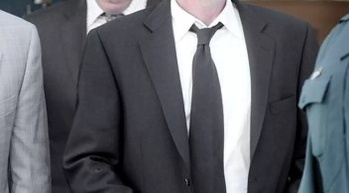 A înnebunit Charlie Sheen? "Nu mă întâlnesc cu fete, din cauza picioarelor lor"