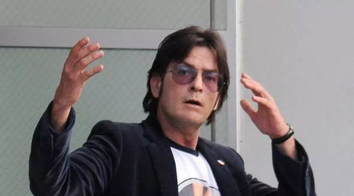 Problemele cu drogurile și alcoolul l-au doborât! Charlie Sheen se retrage din cinematografie