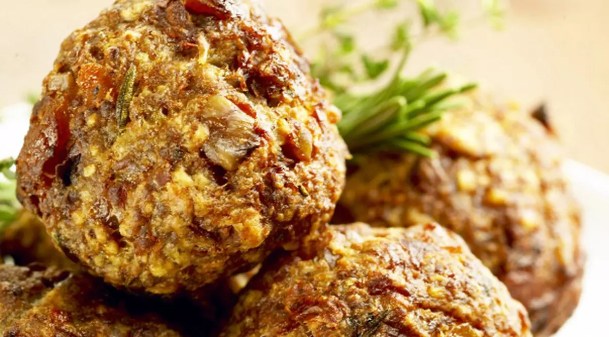 REŢETĂ: Chiftelute pe pat de orez