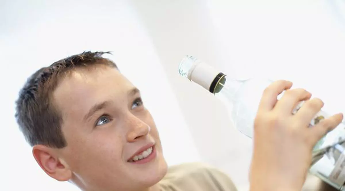 Incredibil! Un copil de zece ani, în comă alcoolică alături de tatăl lui