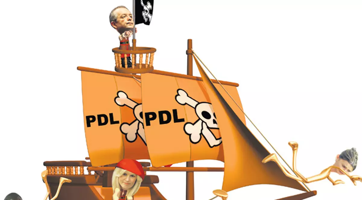 Haosul a pus stăpânire în tabăra democrat liberalilor. Sar din barca PDL, ca să-și scape pielea!