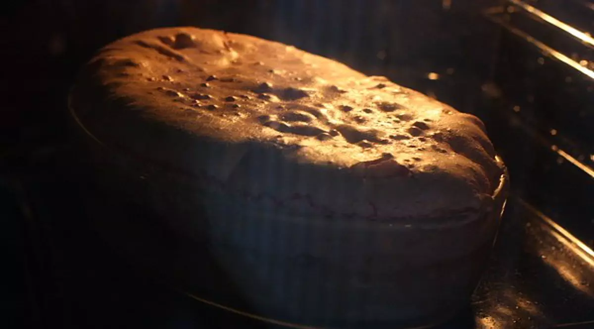 E cu vișine, e fierbinte și e de la Dana Rogoz! E clar, e bună de măritat! Vezi ce surpriză dulce a gătit vedeta