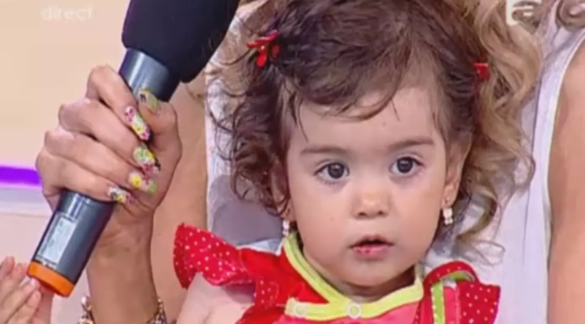 Ce drăguţă e fetiţa Danielei Gyorfi! Vezi şi ce limbi străine învaţă la un an