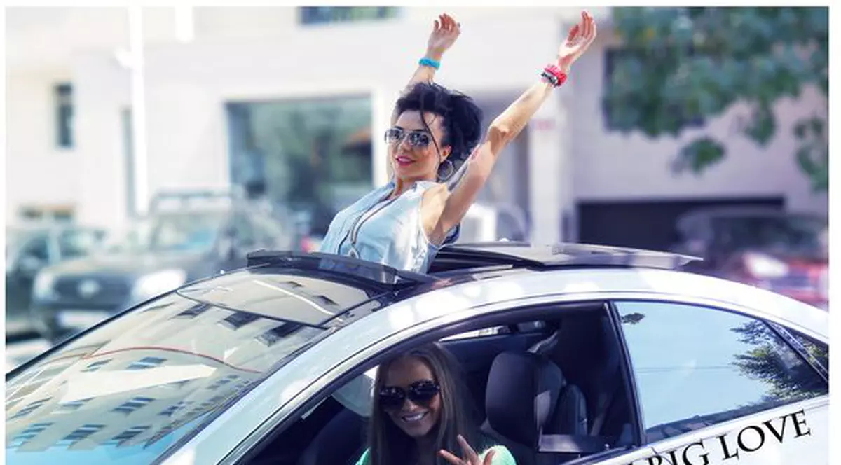 DJ Wanda lipește stickere pe maşinile de lux ale prietenilor