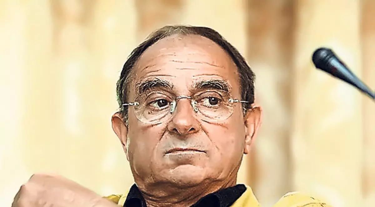 Economistul Ilie Şerbănescu te sfătuieşte cum să eviţi să ajungi victima băncilor: «La credit, alege moneda în care eşti plătit»