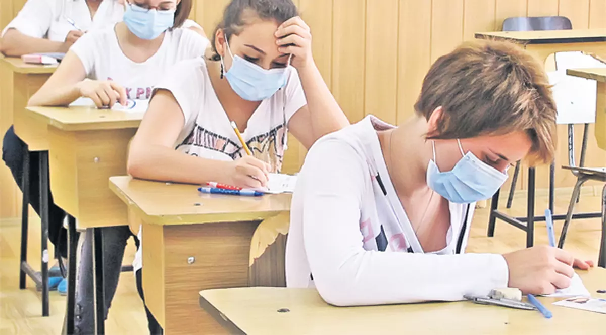 Au dat examenul cu măştile pe feţe!