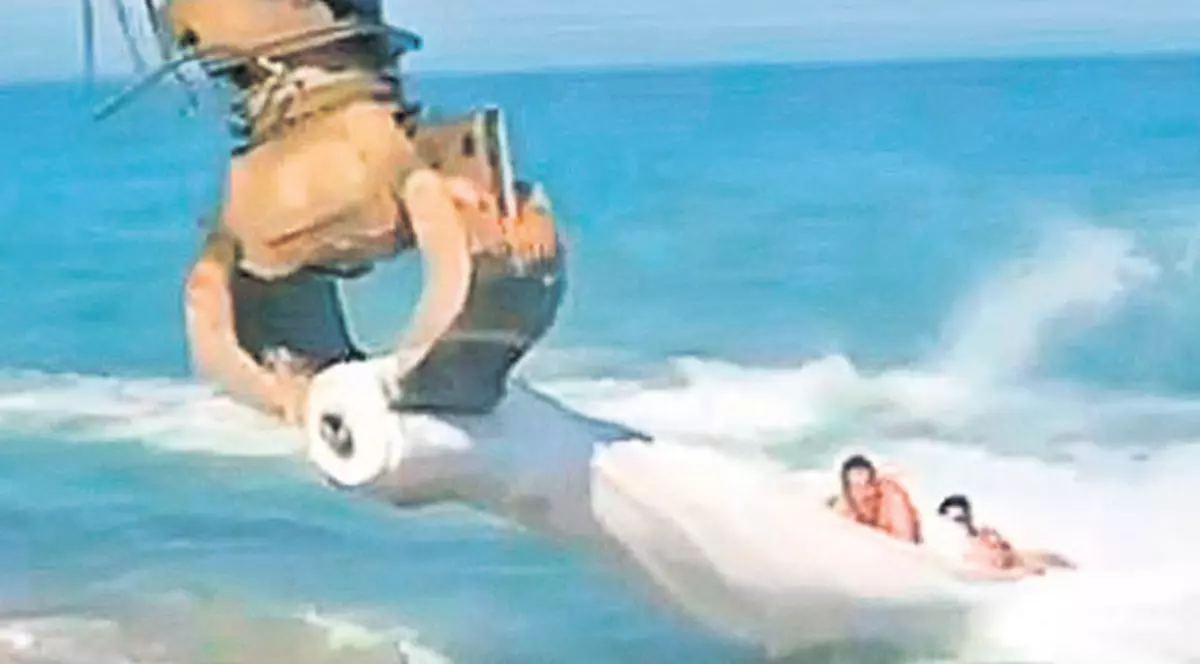 Învârtiți prin mare... cu excavatorul | VIDEO