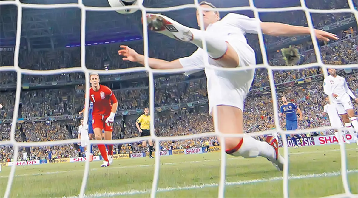 Eroare uriaşă la Euro 2012: Ucraina a marcat Angliei un gol valabil, dar nici unul dintre cei 5 arbitri n-a văzut că mingea a depăşit linia porţii