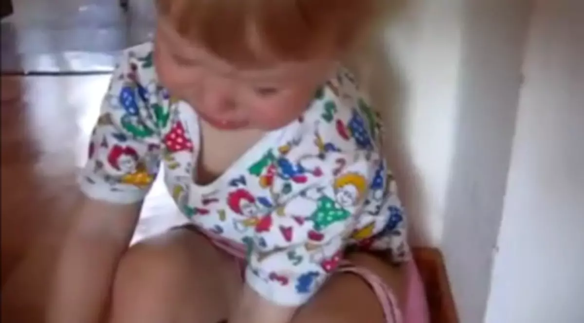 Cea mai mică "divă"! Uite cum reacţionează când vede camera de filmat | VIDEO