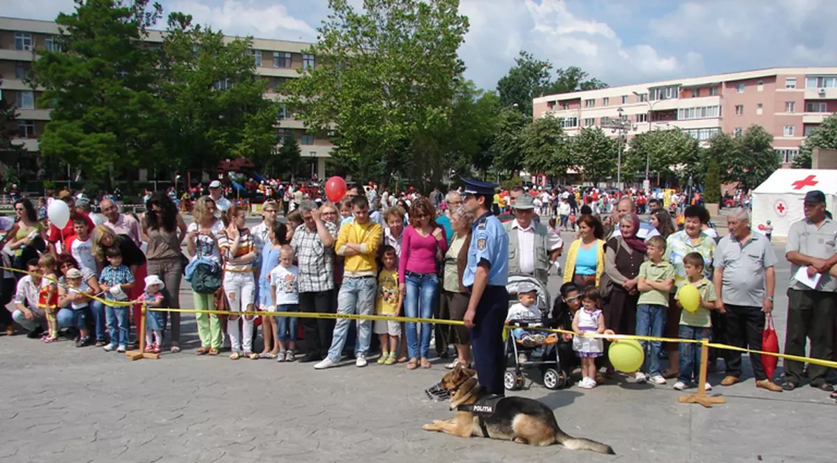 Copii din Tulcea au fost la poliţie de ziua lor! Au admirat câinii şi s-au jucat de-a criminaliştii