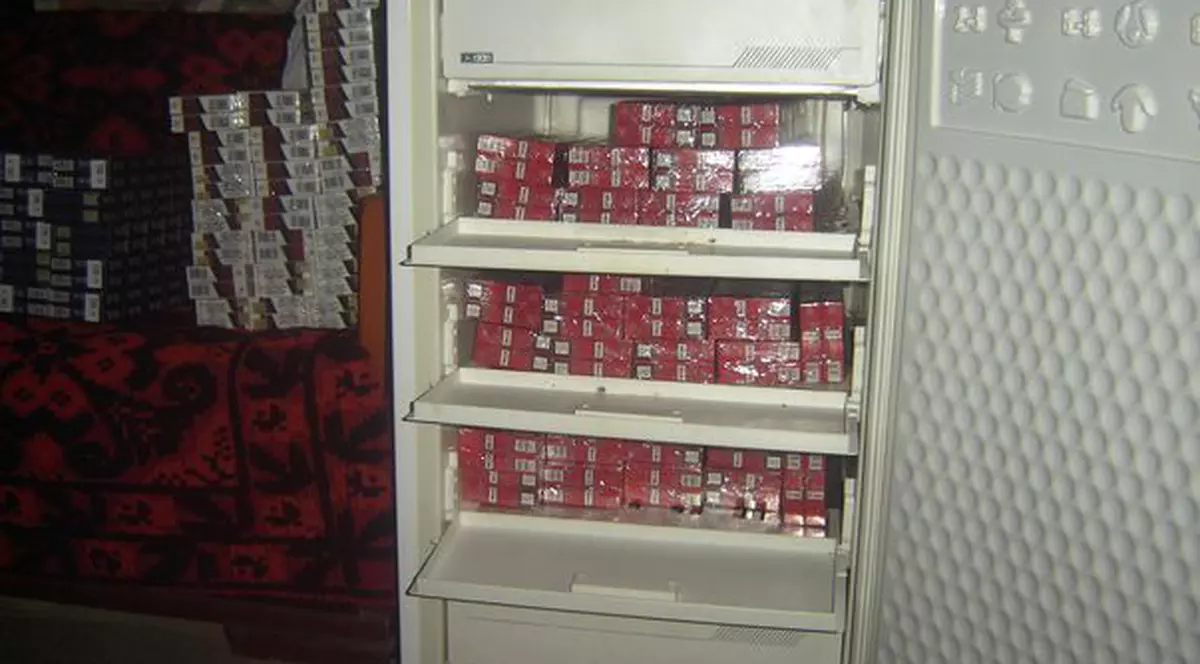 O bunicuţă de 75 de ani avea frigiderul plin cu... ţigări de contrabandă