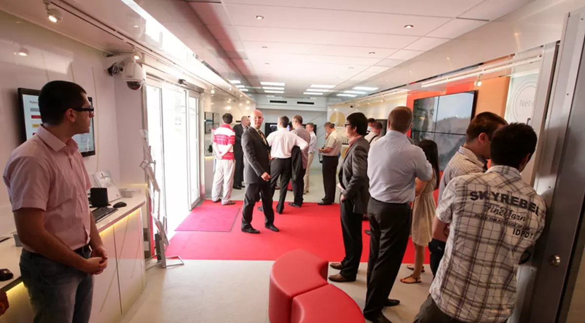 INEDIT: Telefoane mobile prezentate în camion!