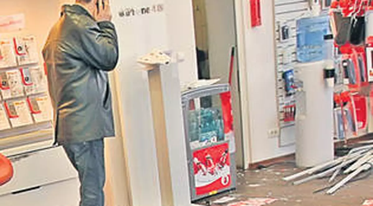 ALEGERI LOCALE 2012 | Geamuri sparte la sediul PSD Oradea