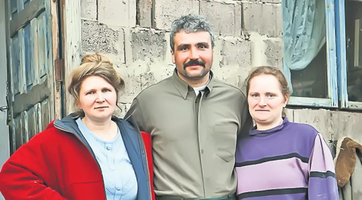 Povestea-șoc a românului care trăiește cu două surori: a devenit tată a 13-a oară