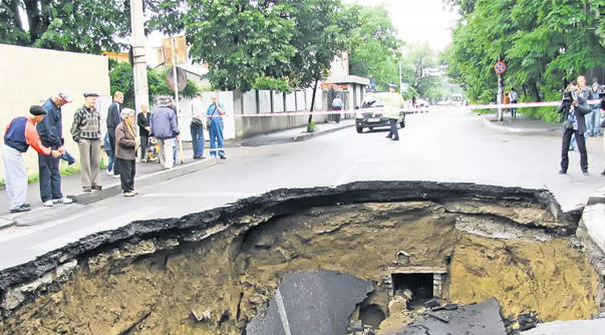Un muncitor din Bucureşti a căzut într-o groapă adâncă de 4 metri