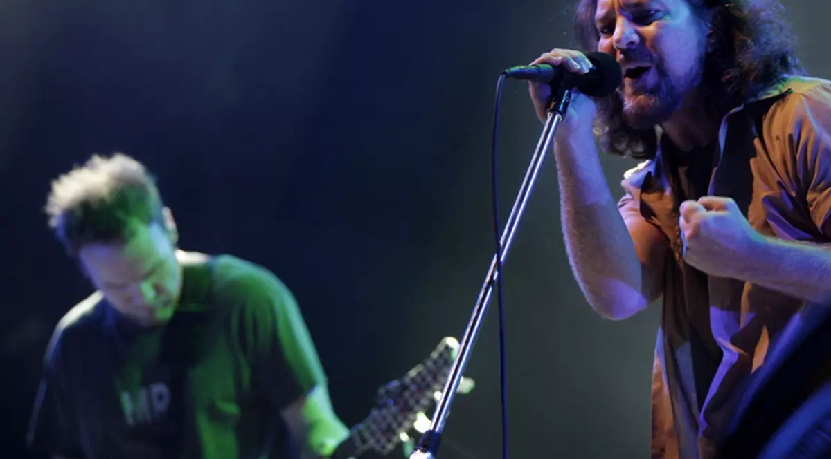 Consilierul financiar al trupei Pearl Jam şi-a rotunjit veniturile furând de la ei! Vezi cât a cheltuit în 3 ani!