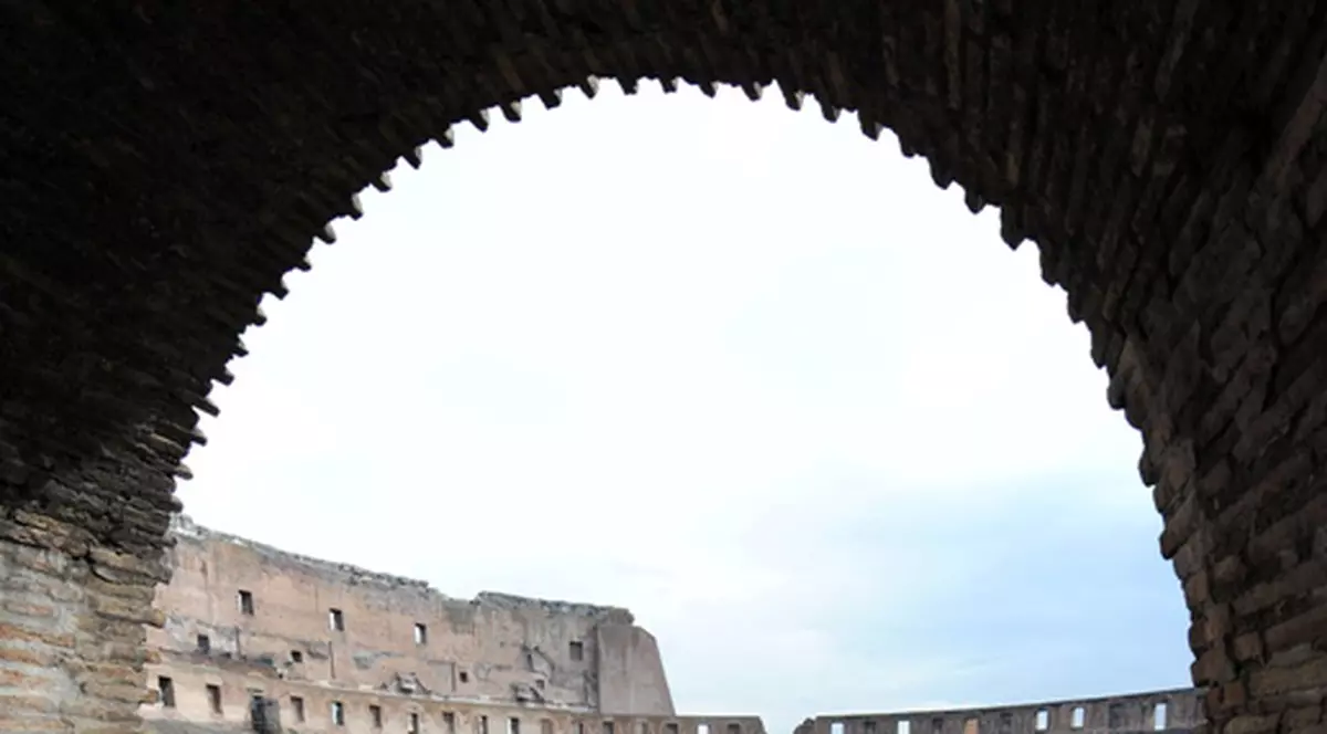 Poliția italiană are mari probleme cu turiștii! Vizitatorii iau ca suvenir bucăţi de pavaj sau de mozaic din zonele turistice romane