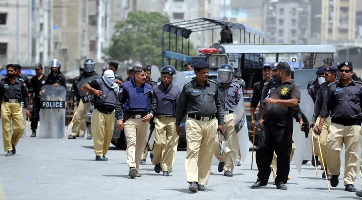 Poliţiştii din Pakistan, puşi la cură! Dacă nu slăbesc într-o săptămână, vor fi concediaţi!