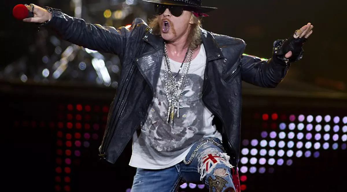 Axl Rose a păţit-o urât în Franţa! A căzut în cap pe scenă! VIDEO