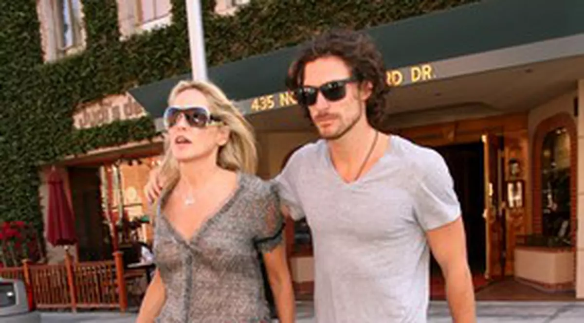 La 54 de ani, Sharon Stone nu se sfieşte să meargă pe stradă fără sutien! FOTO