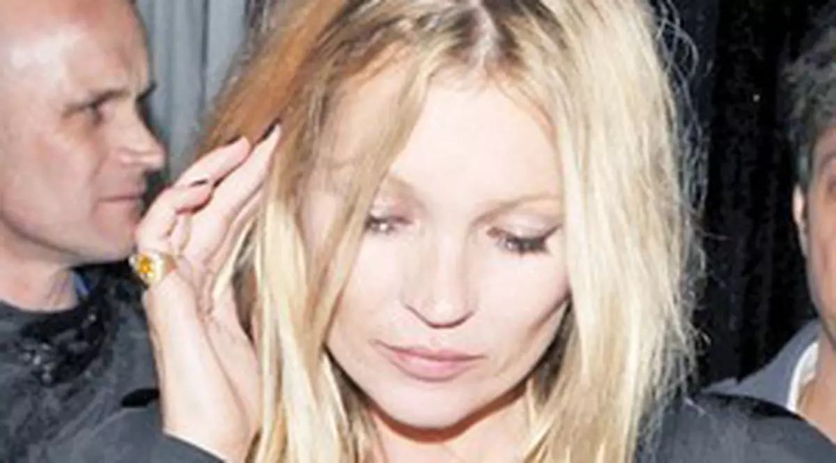 Kate Moss şi-a uitat sutienul acasă! | FOTO