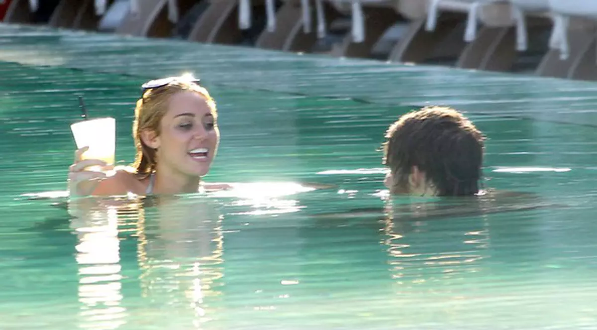 Logodnica verii, udă toată în piscină! Miley Cyrus se distrează cu "un prieten". Viitorul soţ lipseşte din peisaj!  | FOTO