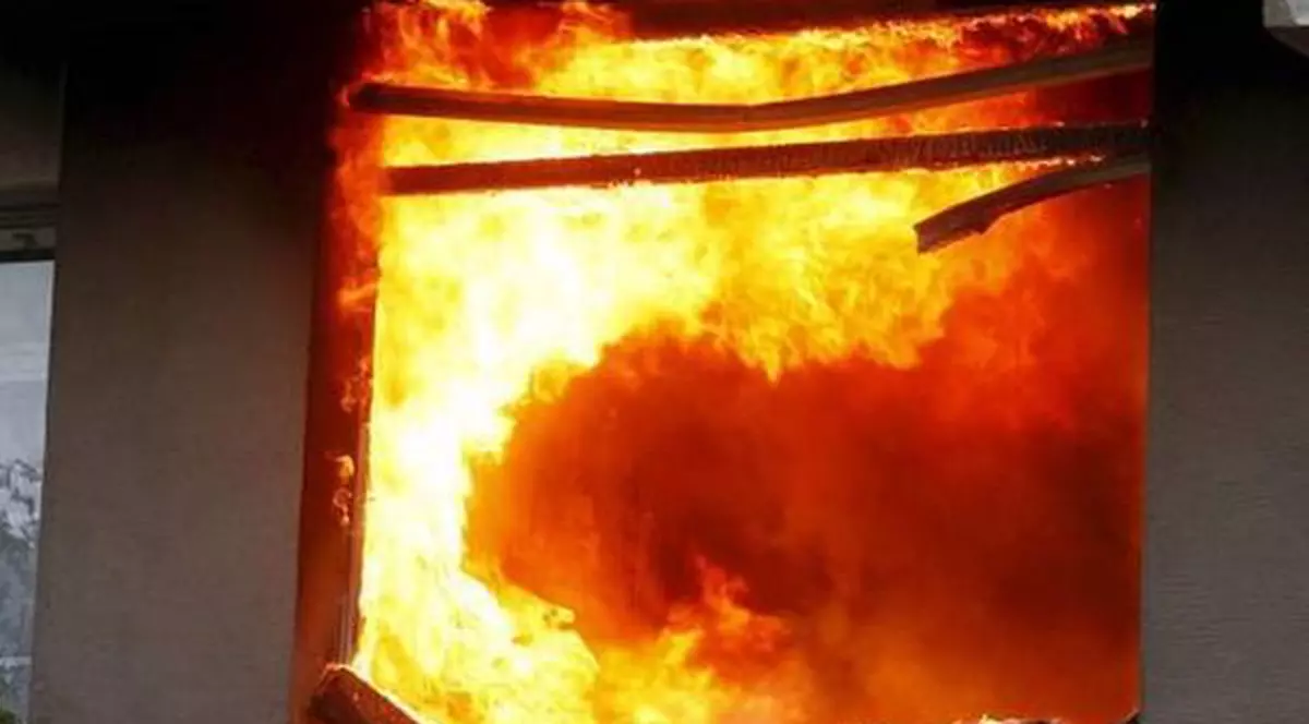 Un incendiu puternic a mistuit o hală de mase plastice din Timişoara