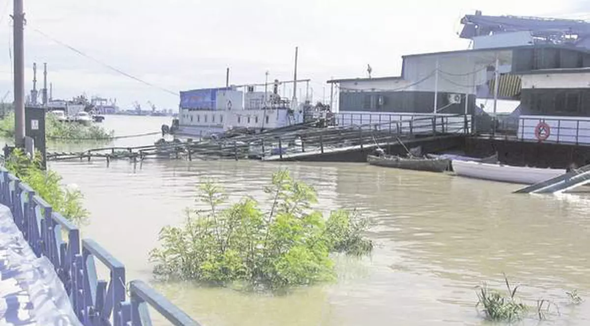 Prăpăd în vestul țării din cauza ploilor torențiale. Zeci de persoane, evacuate din calea apelor