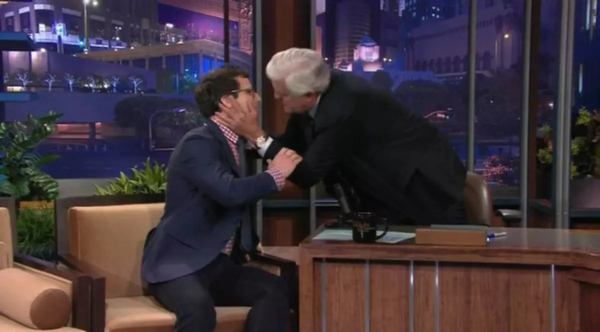 SĂRUTUL GAY! Uite pe cine a pupat pe buze Jay Leno