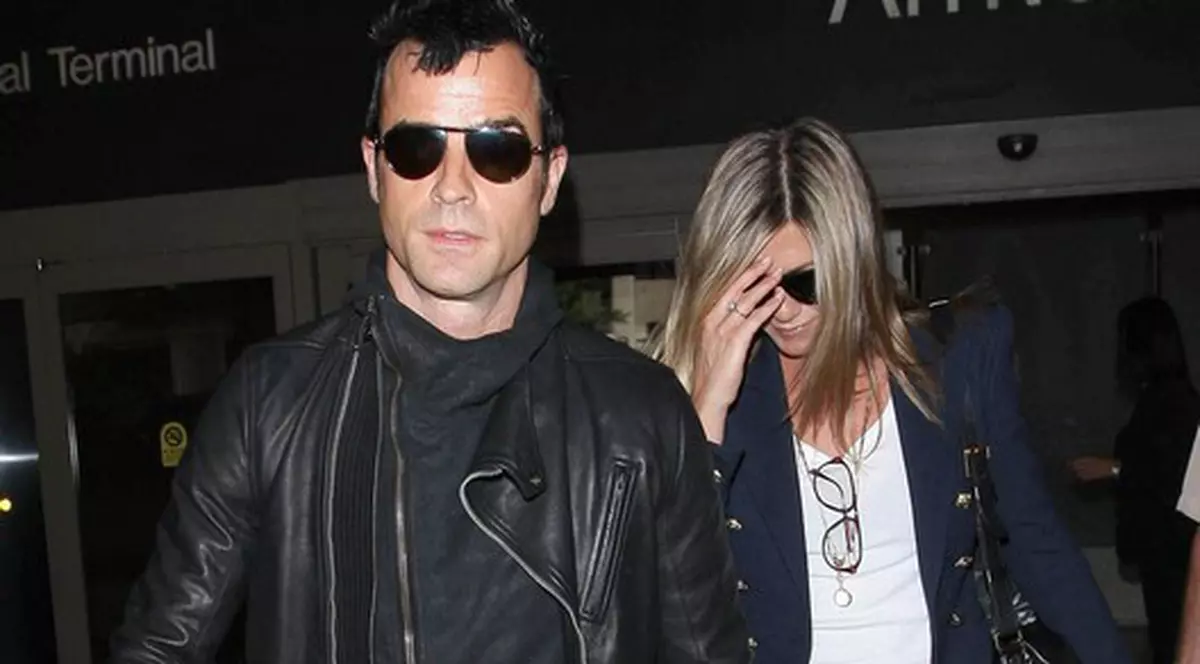 Jennifer Aniston s-a logodit cu Justin Theroux? Actrița s-a întors din vacanță cu un diamant uriaș pe deget