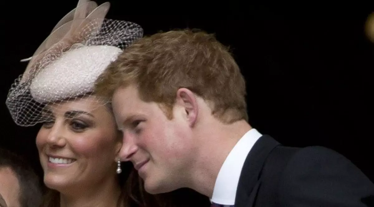 Kate şi prinţul Harry, în ipostaze interesante. Ducesa, mai apropiată de el, decât de William | FOTO