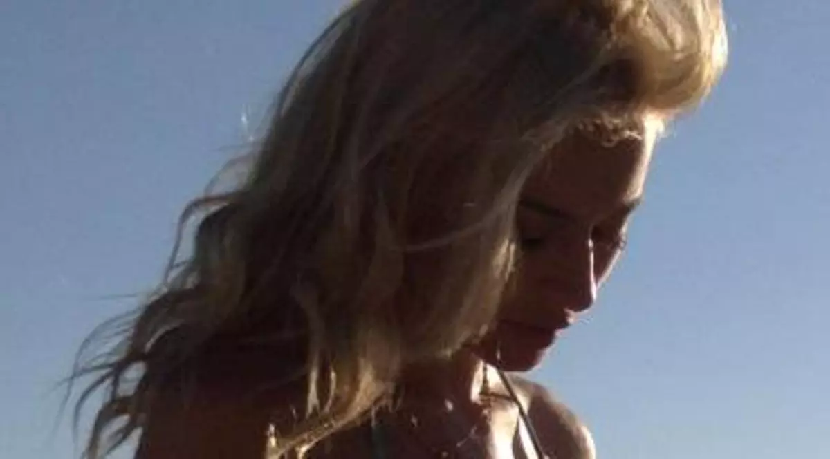 SMILEY, NU TE UITA LA POZA ASTA! Ce face Laura Cosoi după despărţire e HOT, HOT, HOT! FOTO