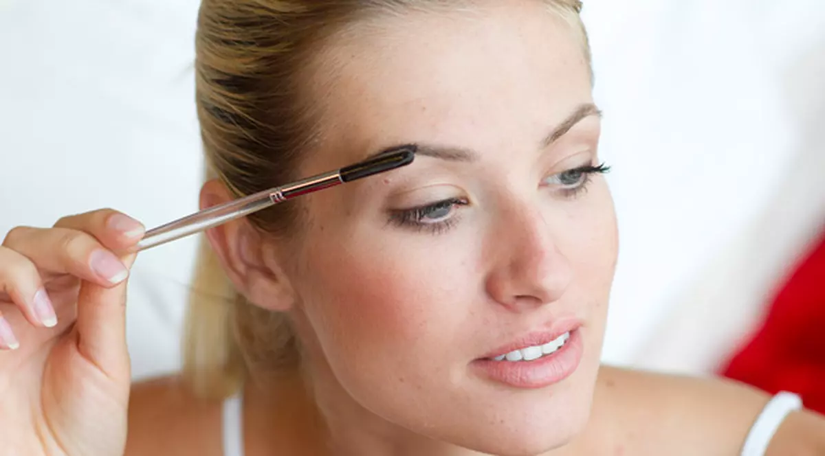 Iată cum îţi poate rezista machiajul pe caniculă