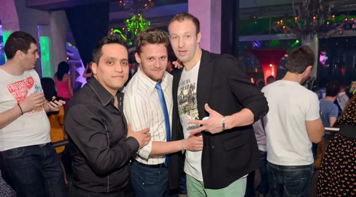 Ce le mai merge după MasterChef! Concurenții Merhzad, Alex Cârțu și Dorin Mandache petrec prin cluburi, înconjurați de fete una și una! FOTO