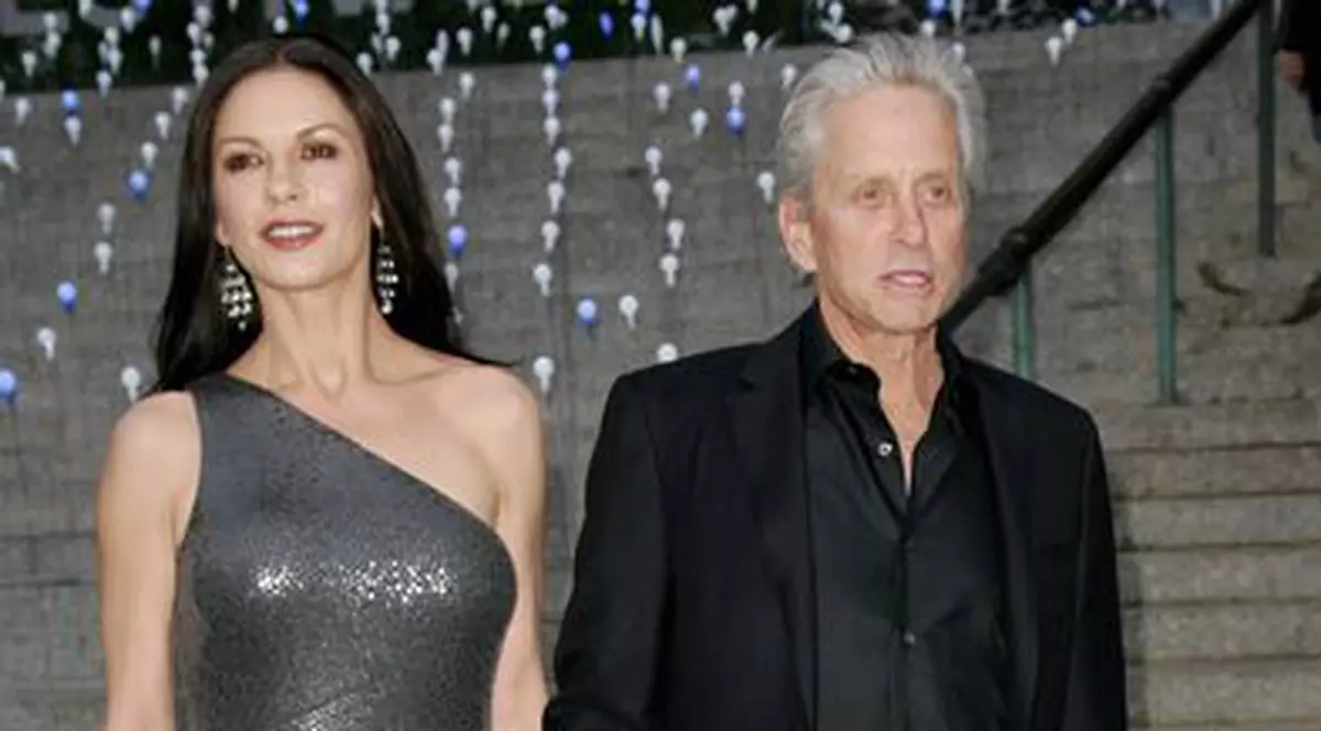 Michael Douglas, surprins în chiloţii soţiei chiar de către aceasta