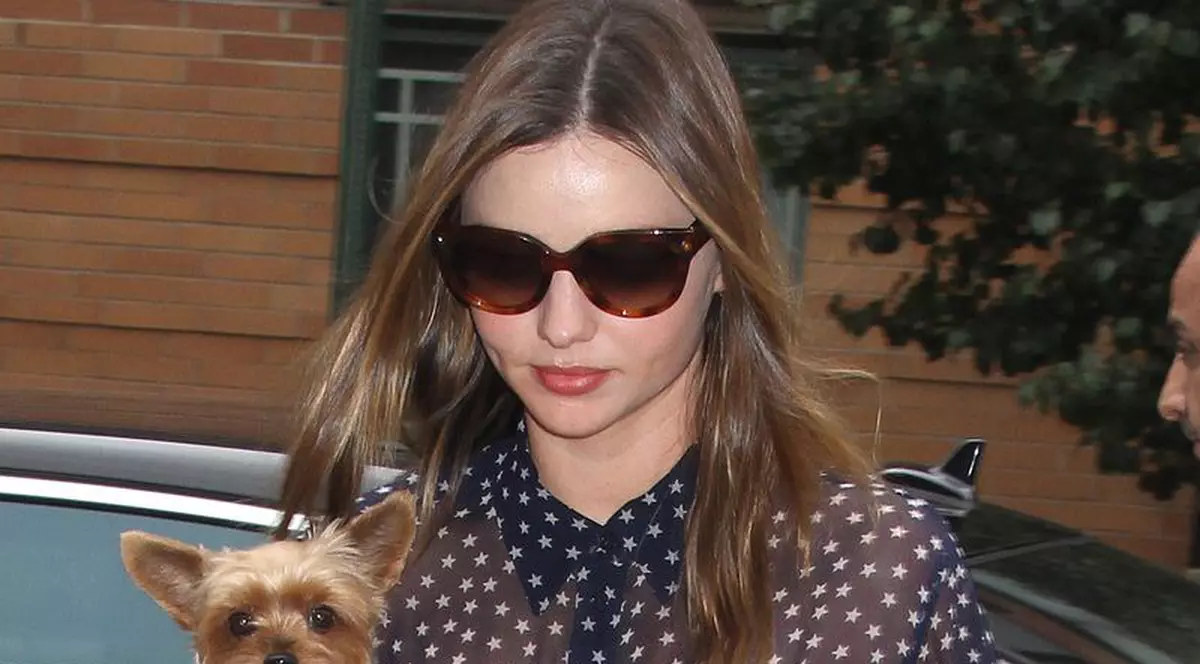 Ce provocatoare! Miranda Kerr, fără sutien, într-o cămaşă transparentă | FOTO  