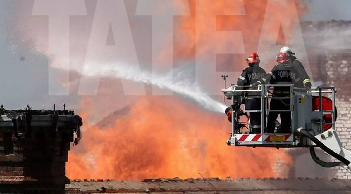 Moara lui Assan arde de aproape 24 de ore! Pompierii intervin pentru stingerea ultimelor focare ale incendiului  