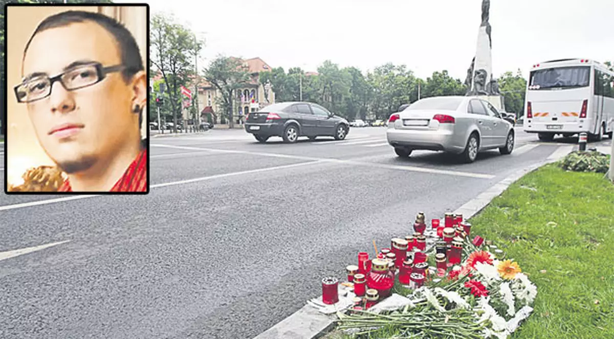Colegii motociclistului Mihai Tudor Ene, ucis de un taximetrist, au pus flori şi au aprins lumânări