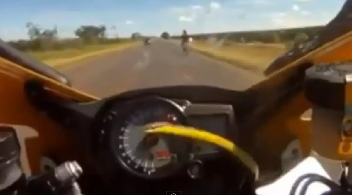 Un motociclist s-a pomenit cu un călător DIN IAD, lângă ghidon | VIDEO