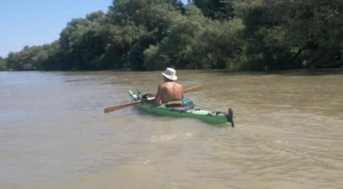 Norvegianul cu caiac ce strânge bani pentru Crucea Roşie, salvat din nou de poliţiştii de frontieră