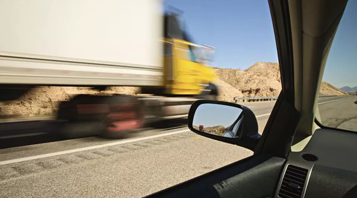Un american a inventat oglinda laterală fără "punct mort"