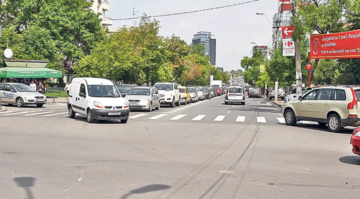 Şoferii care circulă pe podul Pipera dau vina pe un semafor pentru aglomeraţie