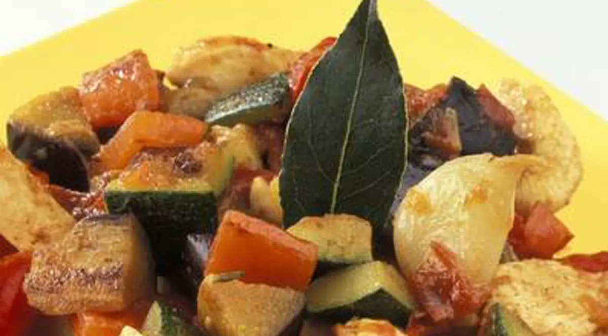 PUI PICANT CU LEGUME