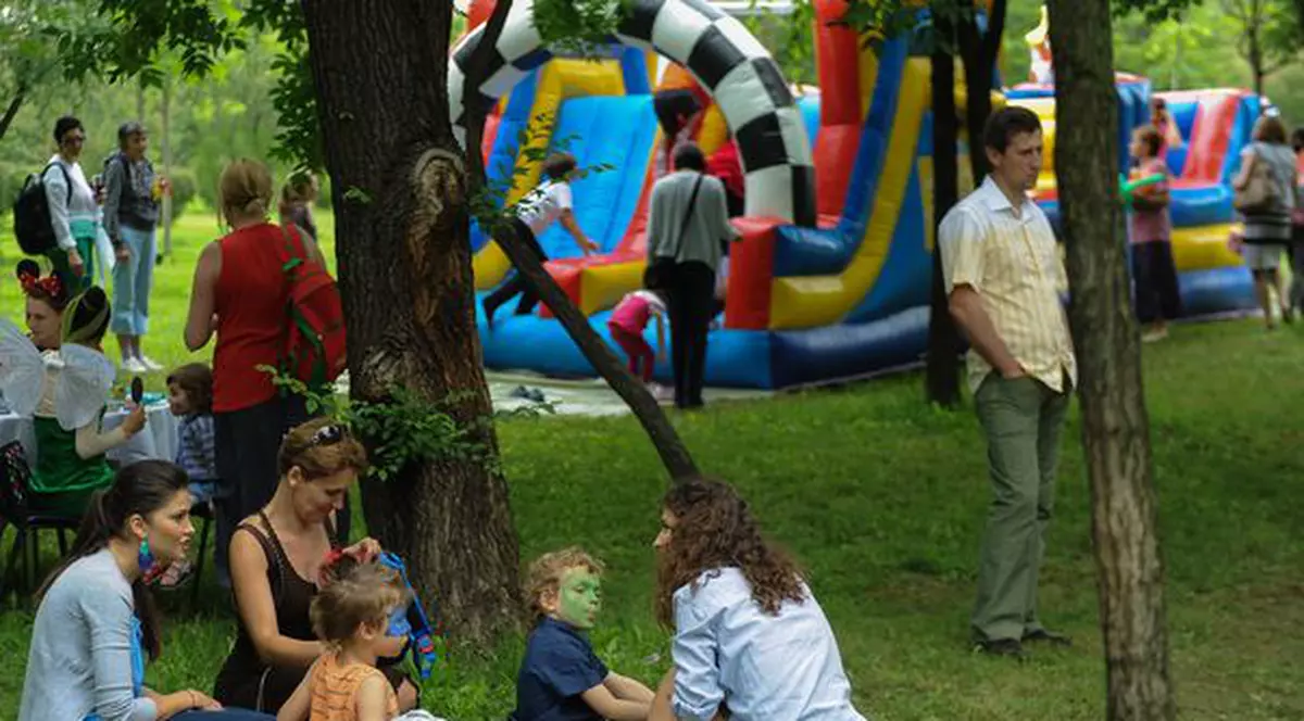 Vedetele Intact, însoțite de copii, au petrecut la iarbă verde | FOTO