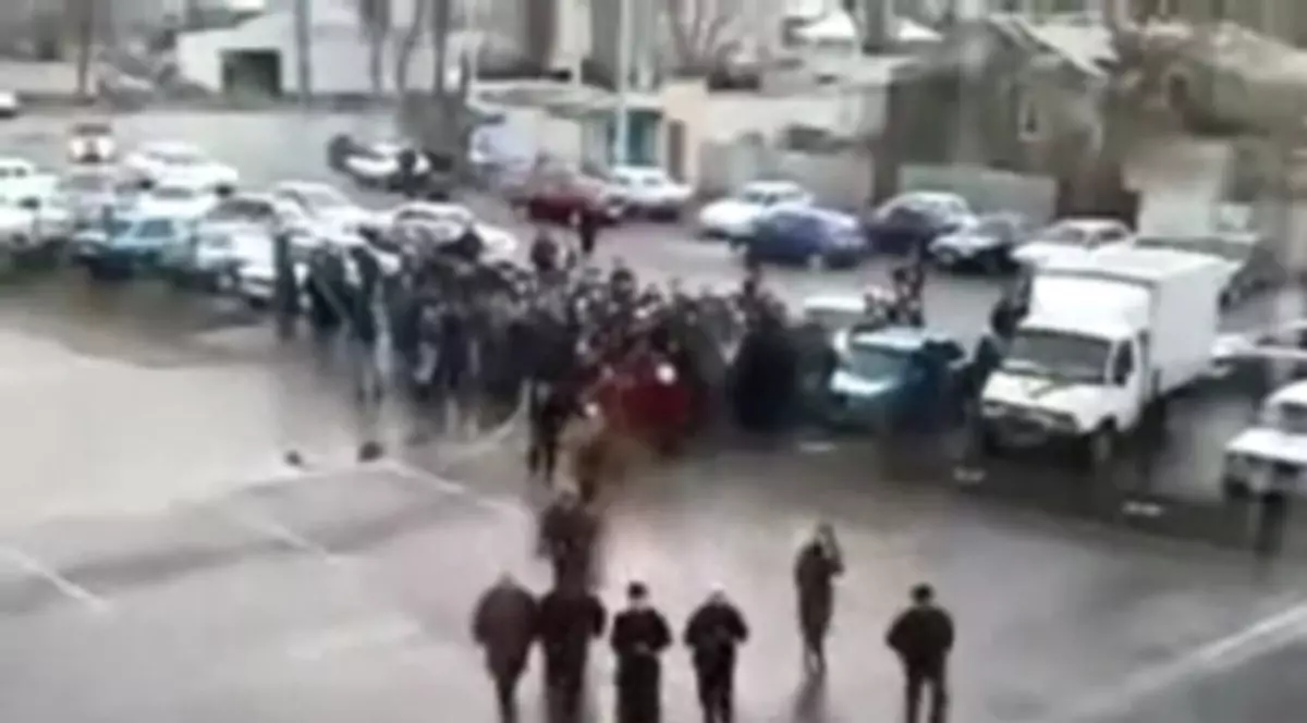 Reducerile LE-AU LUAT MINŢILE! Uite ce sunt în stare sa facă | VIDEO