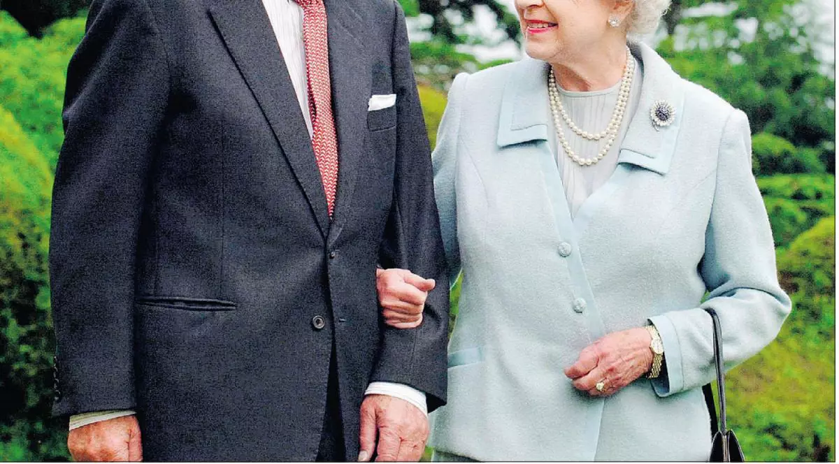 Habar nu aveai de lucrurile astea despre suverana Marii Britanii!Regina Elisabeta e poreclită "cârnăcior"