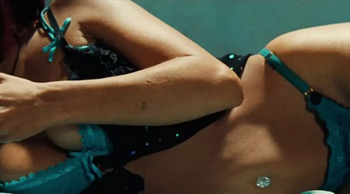 Este mămică, are 46 de ani și coapsele astea! Ea este actrița care ne arată aproape tot! 